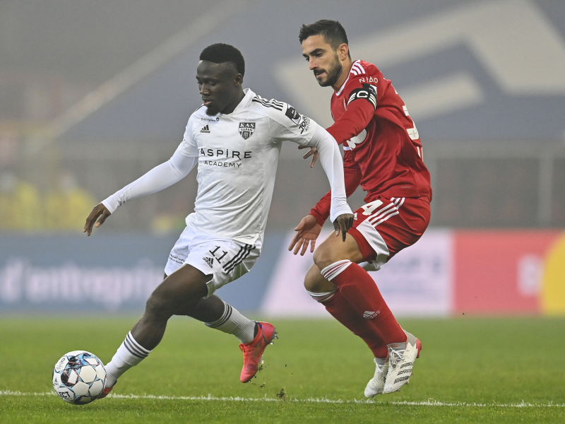LIéGE, BELGIUM - NOVEMBER 20 : Ignace Konn N'Dri forward of KAS Eupen and Konstantinos Laifis defender of Standard Liege during the Jupiler Pro League match between Standard de Liege and KAS Eupen on November 20, 2021 in Lige, Belgium, 20/11/21 ( Photo by David Hagemann / Photonews