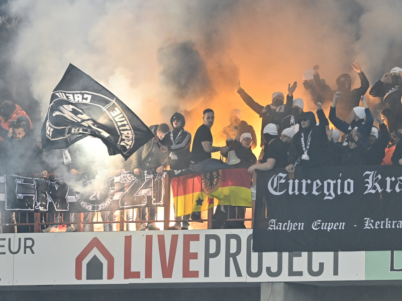 LIéGE, BELGIUM - NOVEMBER 20 : Supporters of KAS Eupen during the Jupiler Pro League match between Standard de Liege and KAS Eupen on November 20, 2021 in Lige, Belgium, 20/11/21 ( Photo by David Hagemann / Photonews