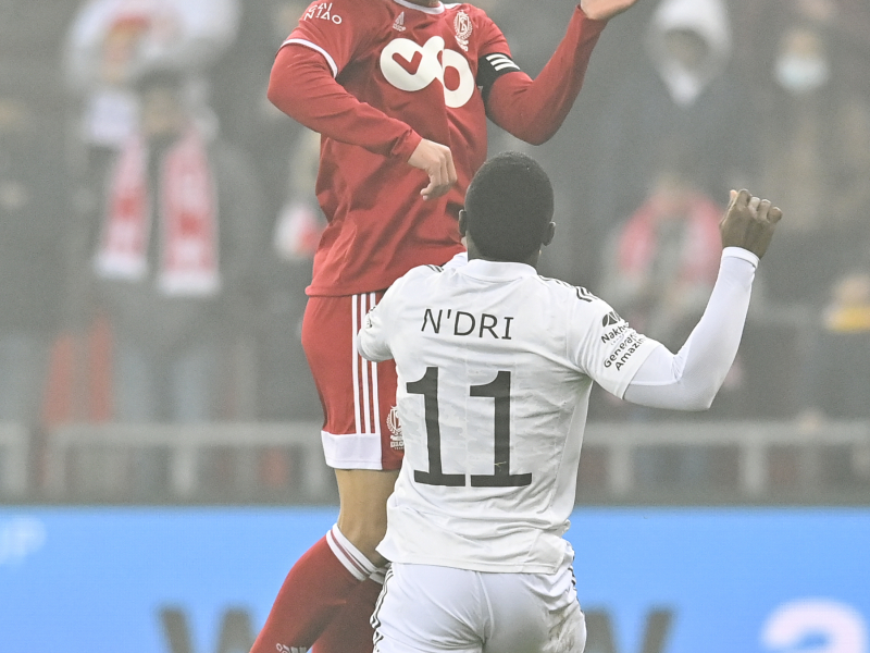 LIéGE, BELGIUM - NOVEMBER 20 : Konstantinos Laifis defender of Standard Liege and Ignace Konn N'Dri forward of KAS Eupen during the Jupiler Pro League match between Standard de Liege and KAS Eupen on November 20, 2021 in Lige, Belgium, 20/11/21 ( Photo by David Hagemann / Photonews