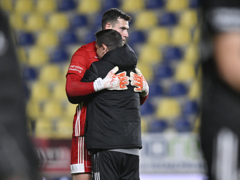 SINT-TRUIDEN, BELGIUM - OCTOBER 02 : Moser Lennart goalkeeper of KAS Eupen and Ruiz Javier keeper coach of KAS Eupen during the Jupiler Pro League match between STVV and KAS Eupen on October 2, 2022 in Sint-Truiden, Belgium, 2/10/22 ( Photo by David Hagemann / Photonews