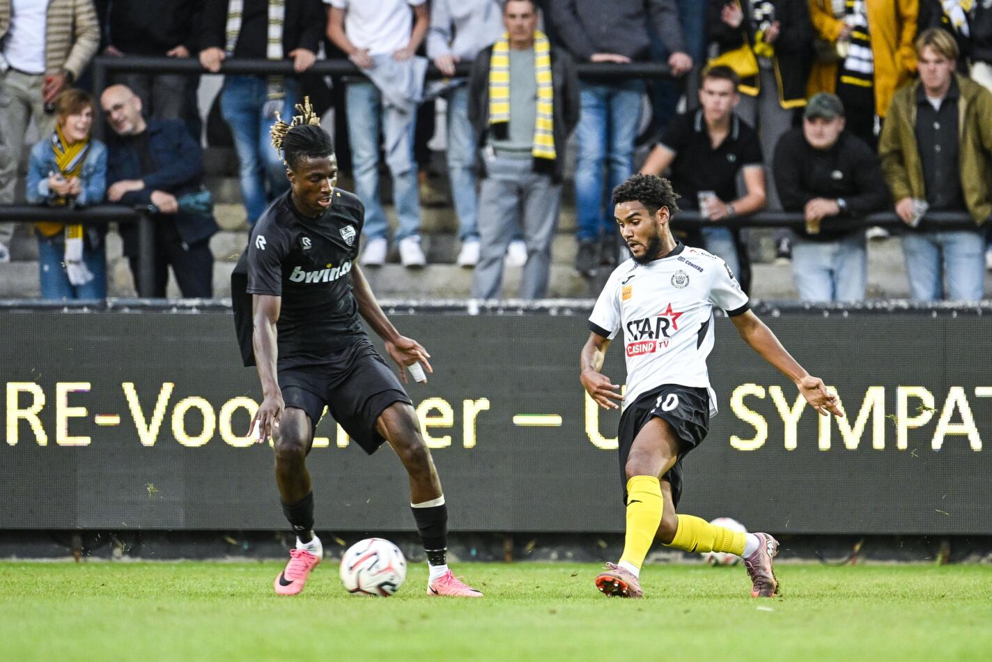 Eupen's Chris-Kevin Nadje and Lokeren's Maxime Pau pictured in action during a soccer match between KSC Lokeren and KAS Eupen, Friday 21 August 2026 in Lokeren, on day 3 of the 2026-2027 'Challenger Pro League' the second highest division of the Belgian championship.
BELGA PHOTO TOM GOYVAERTS