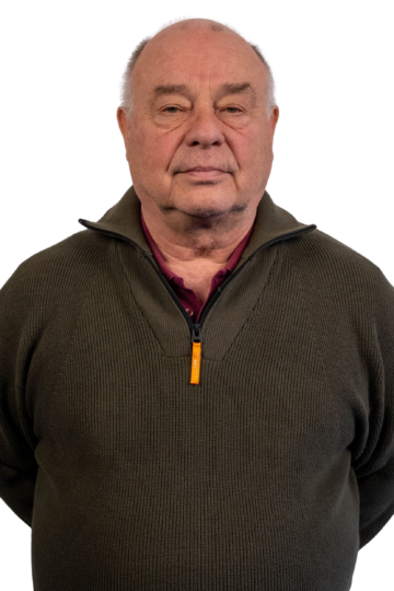 elderly-man-in-dark-green-shirt-170120251000123