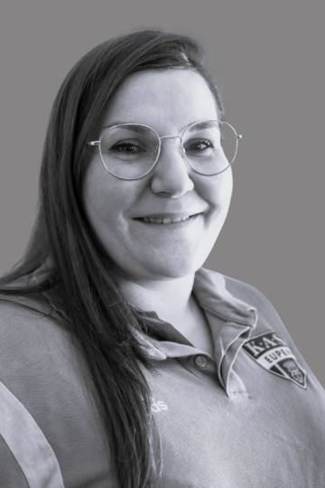 happy-woman-in-glasses-04042025151150